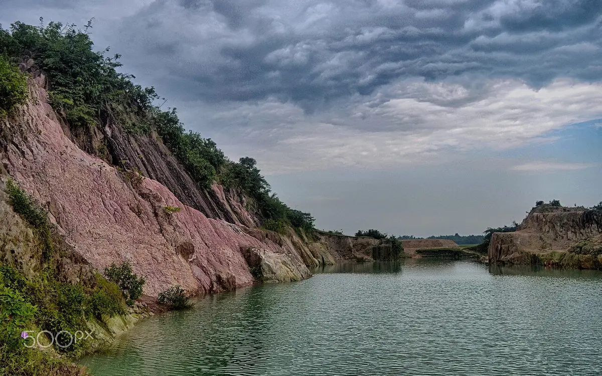 সাদা মাটির পাহাড় ও নীল পানির হ্রদ, নেত্রকোণা